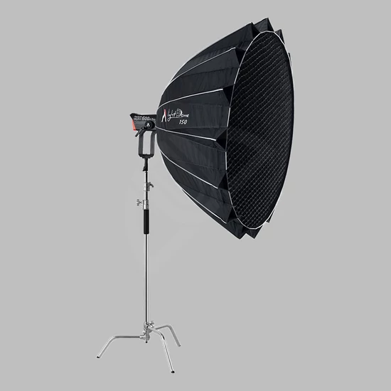 Aputure Light Dome 150 softbox 600D Pro-val állványon oldalnézetben