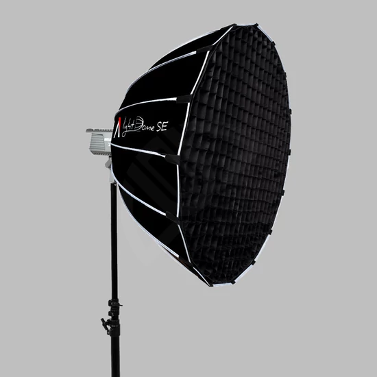 Aputure Light Dome SE 200D-n állvánnyal oldalnézetben