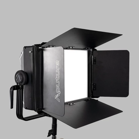 Aputure Barndoors Nova P300C LED panelen oldalnézetben